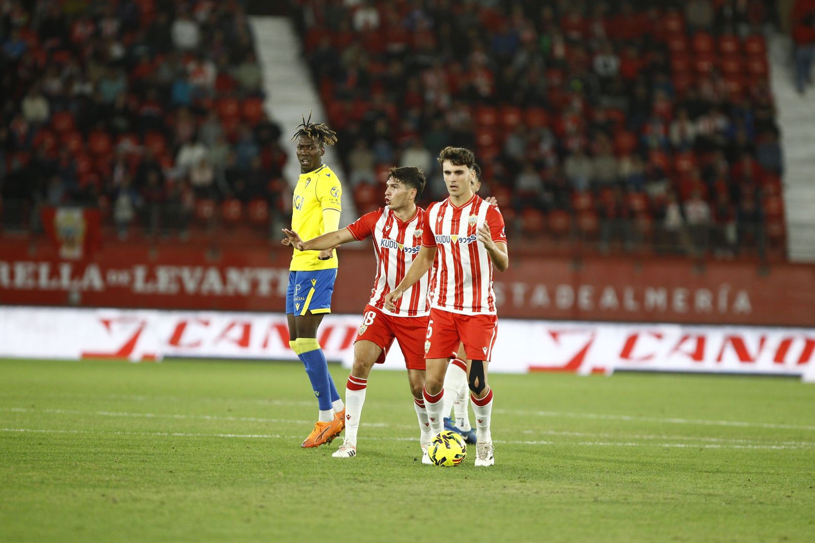 El centrocampista catalán avanza con el balón durante un encuentro de la presente temporada con los rojiblancos.