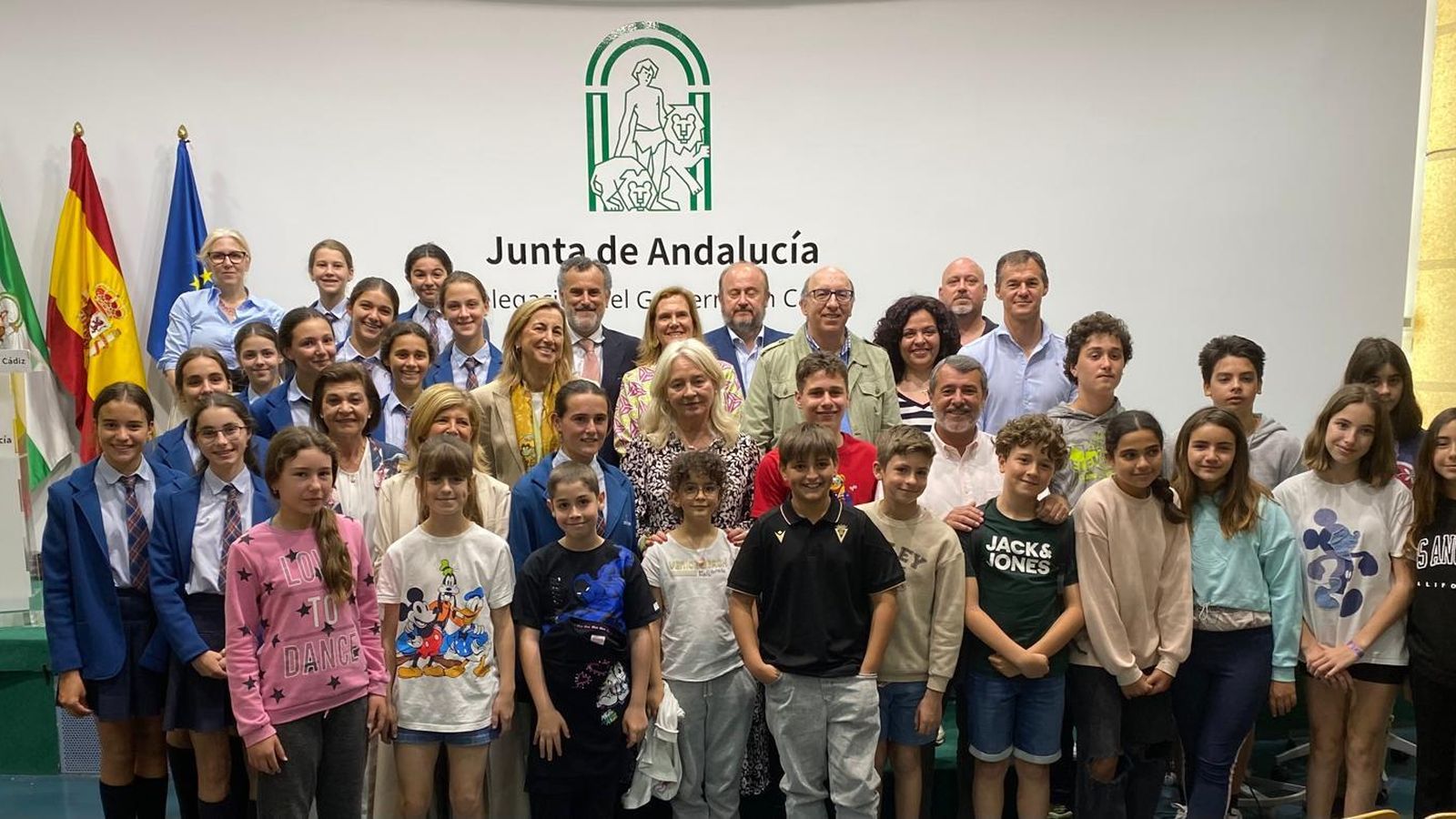 Galardonados, autoridades, alumnos y familiares.