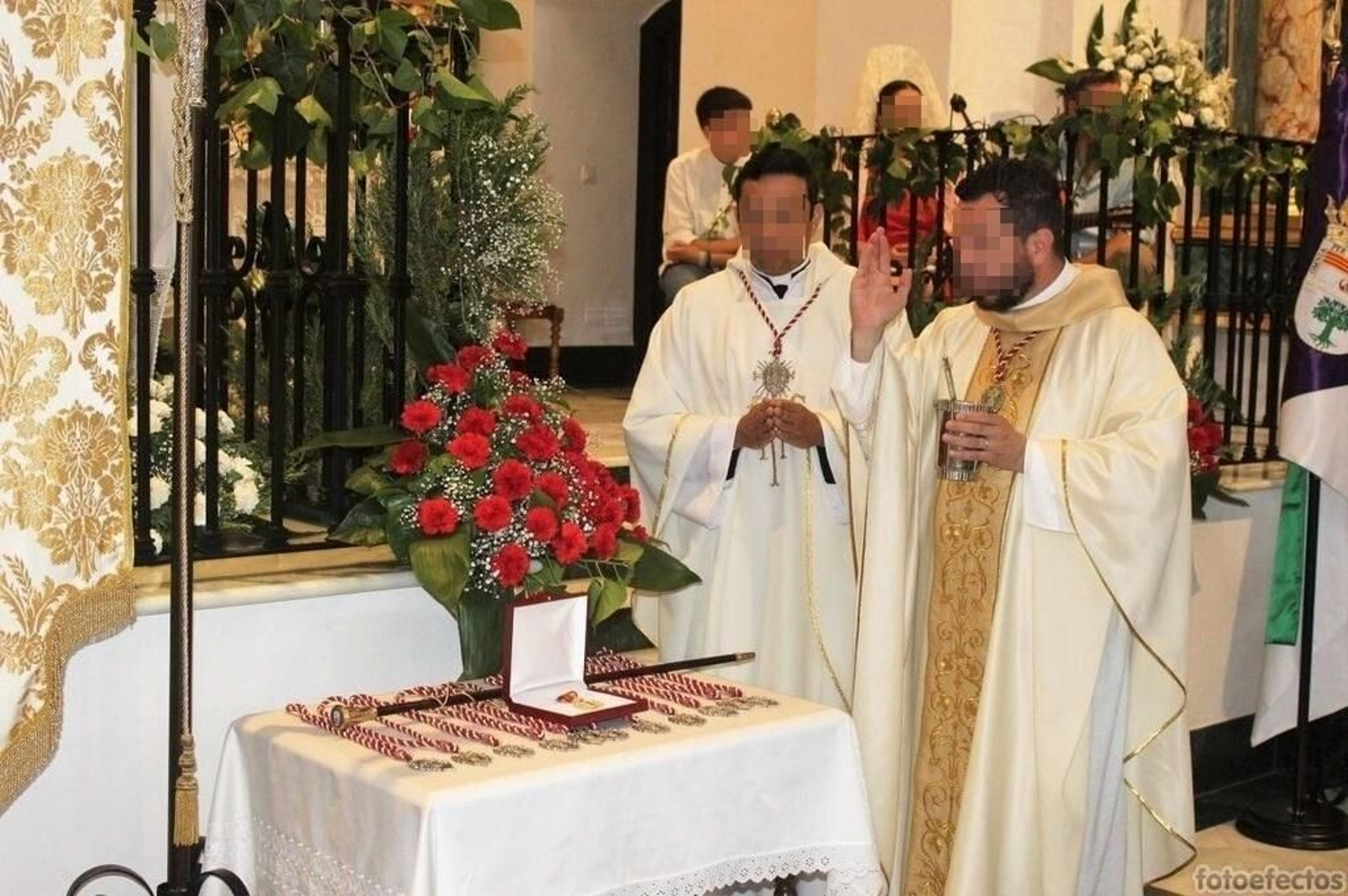 El párroco detenido (izquierda) durante el nombramiento como alcaldesa perpetua a la Virgen de la Cabeza en Canillas de Aceitiuno.