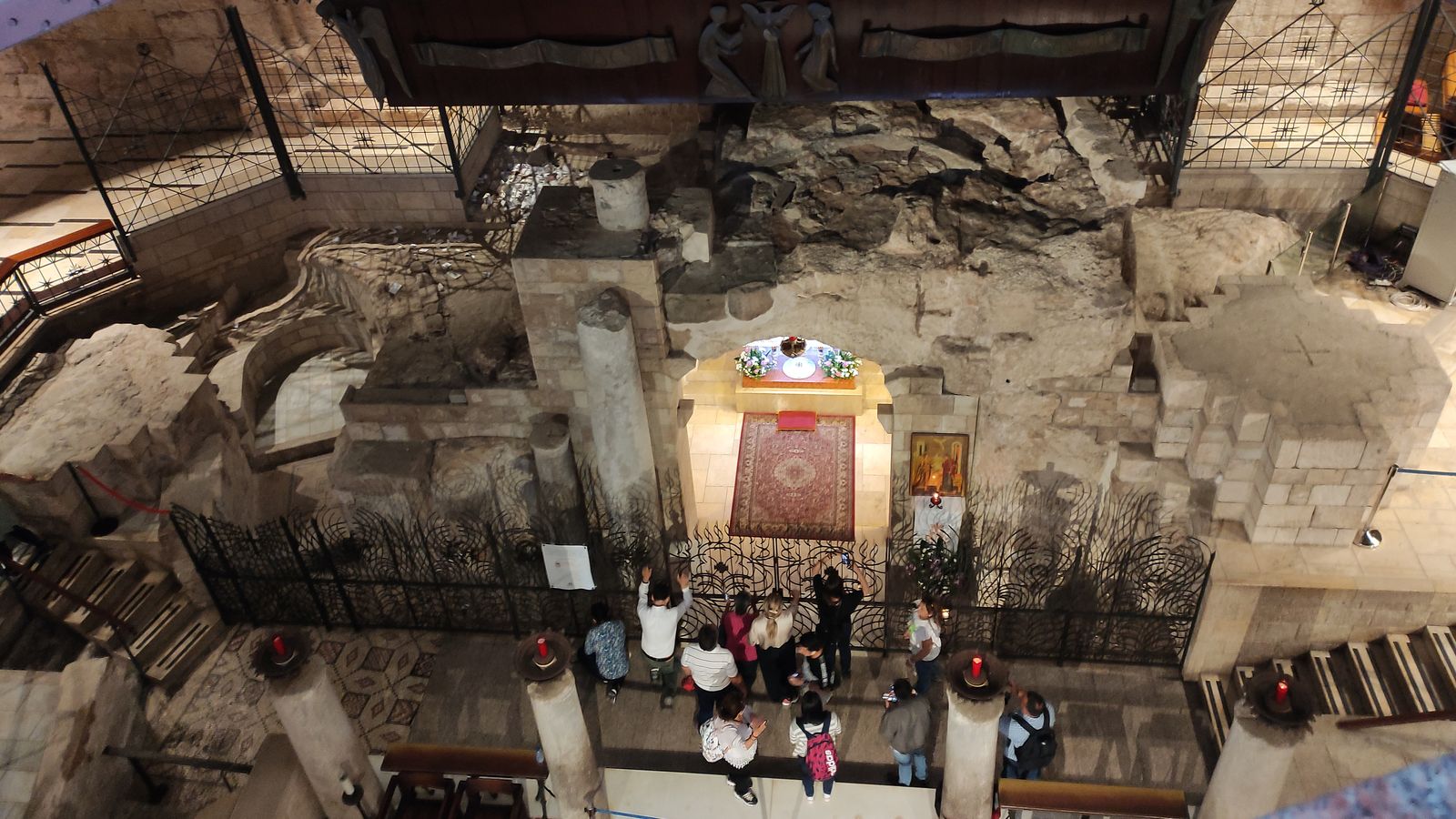 La casa de la infancia de la Virgen María en el centro de la basílica de la Anunciación de Nazaret.
