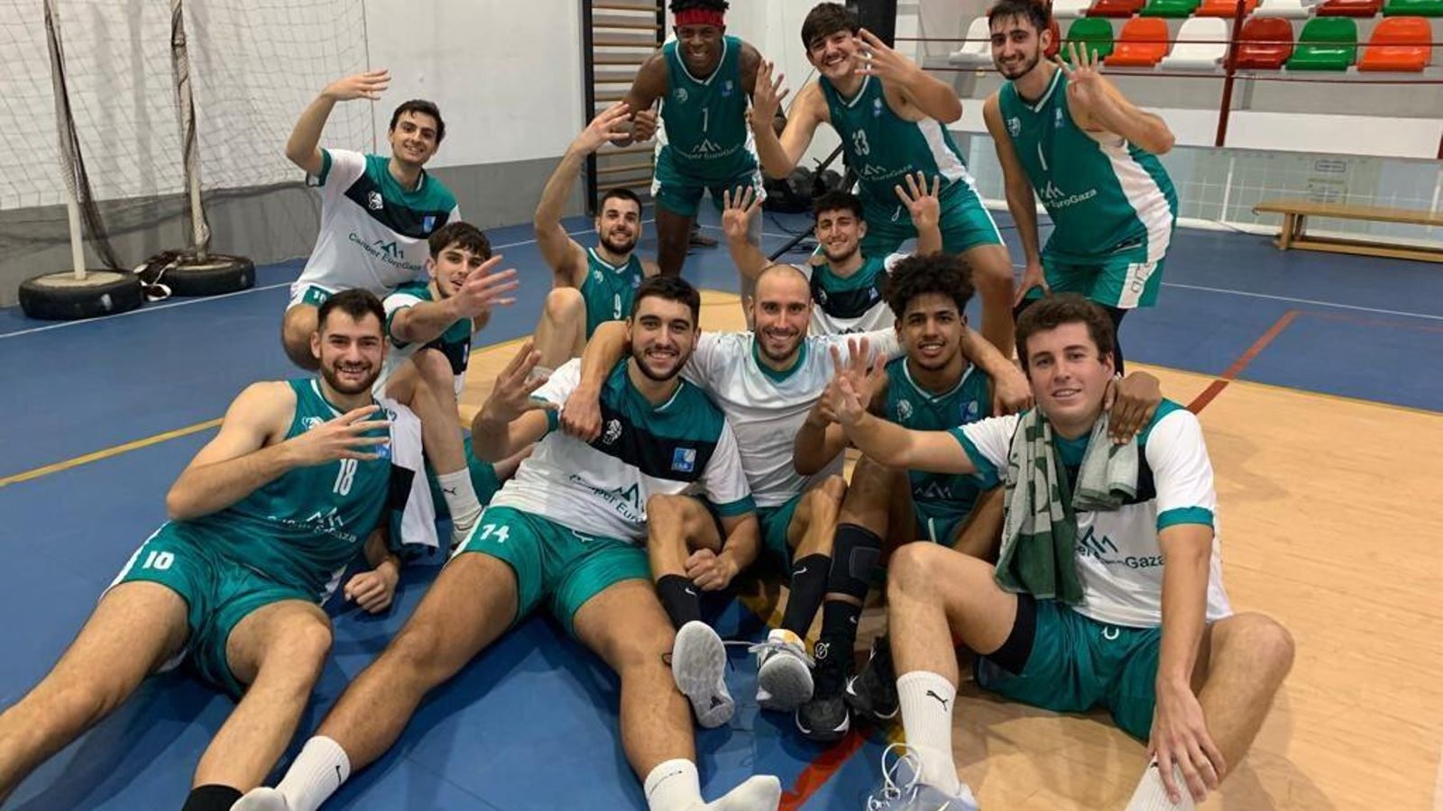 Los jugadores del UCB Camper Eurogaza celebran su cuarto triunfo.
