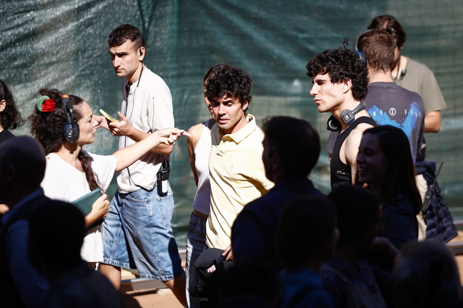 Fotos: así es el rodaje de la película de Los Javis en la plaza de Santa Ana de Granada