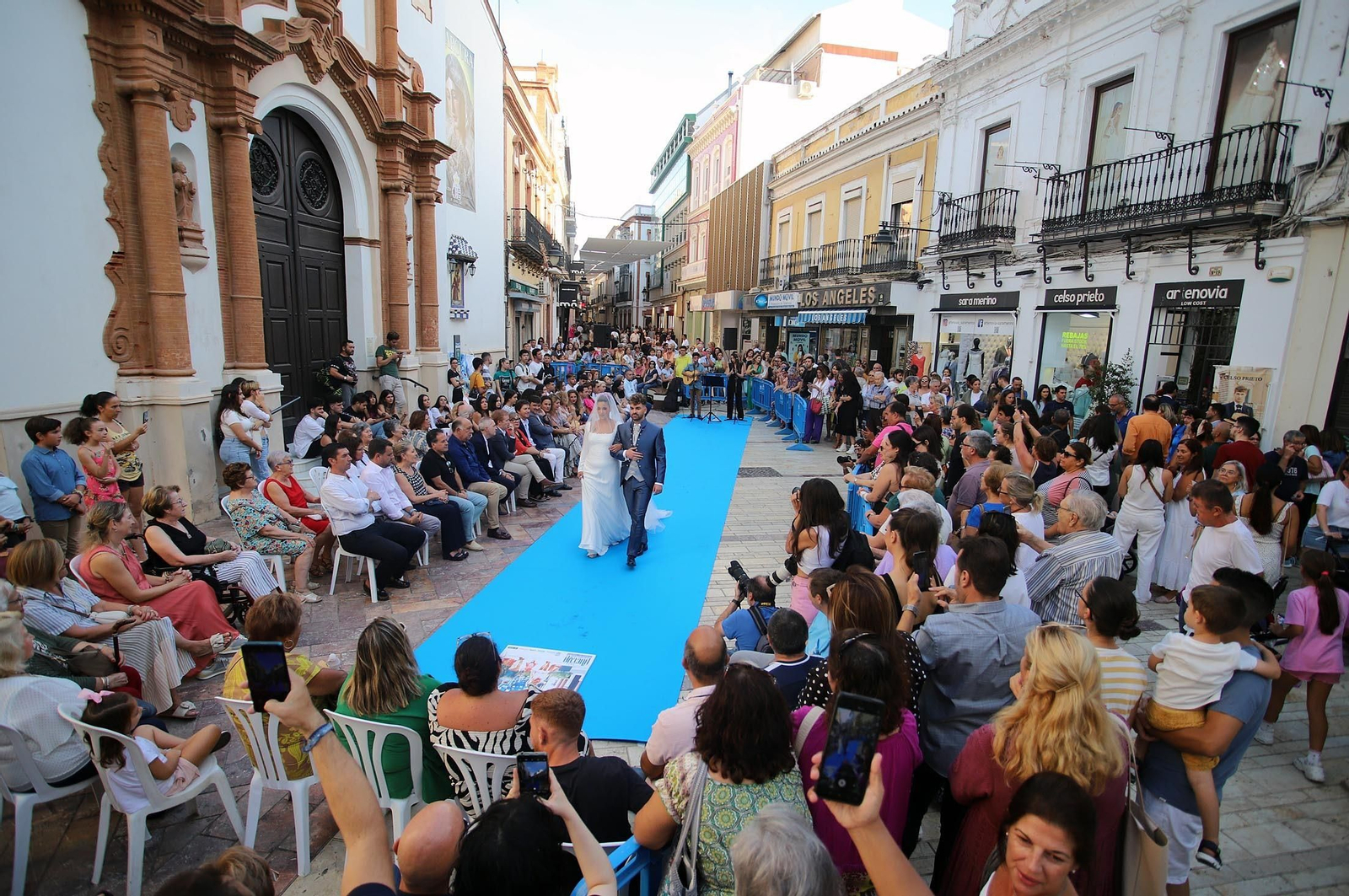 Imágenes de Huelva en blanco y azul, la noche del comercio