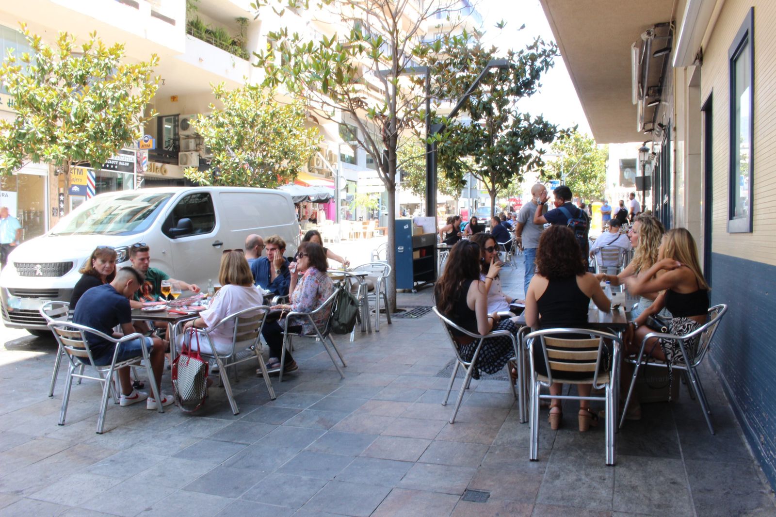 Vista de la terraza de la franquicia Casablanca, que fue arrollada por un turismo el pasado lunes.