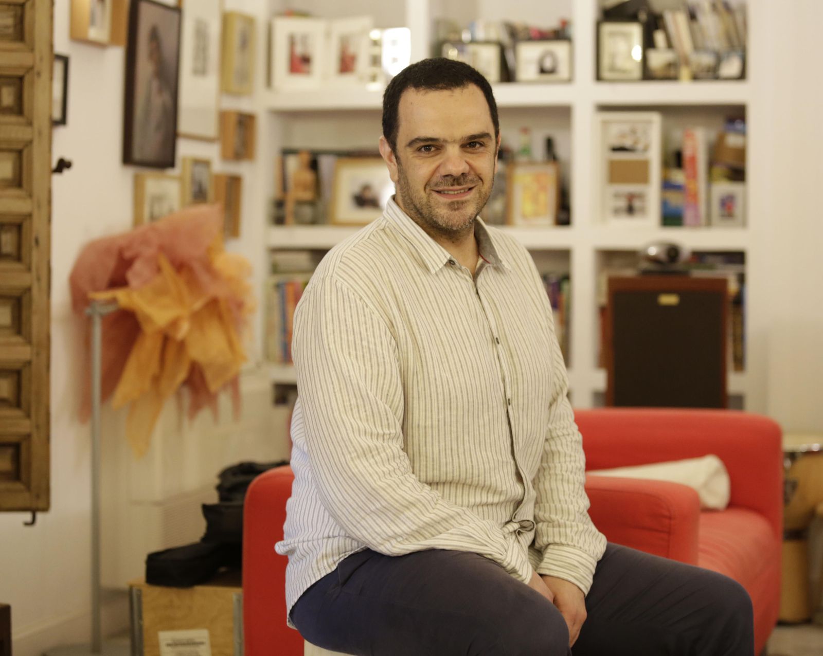 Richard Saad, en el ático de la calle Zaragoza donde reside.