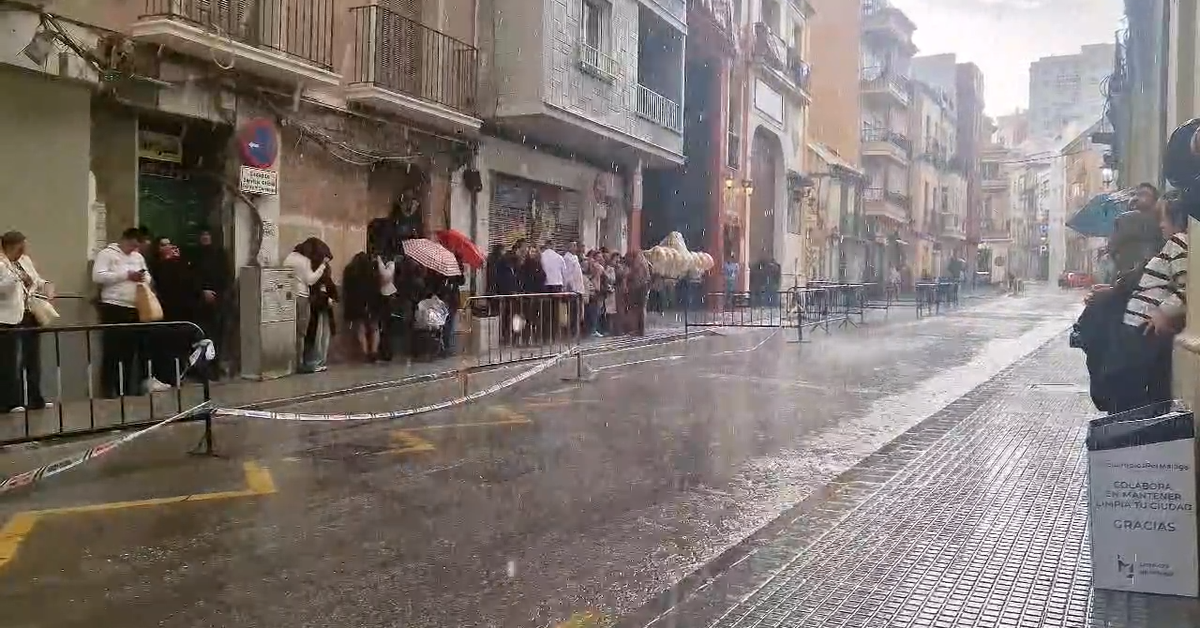 Vídeo | La lluvia amenaza el Martes Santo en Málaga