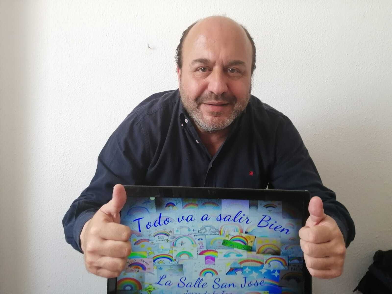 Juan Manuel Muñoz, ante un dibujo de la jerezana Escuela de San José.