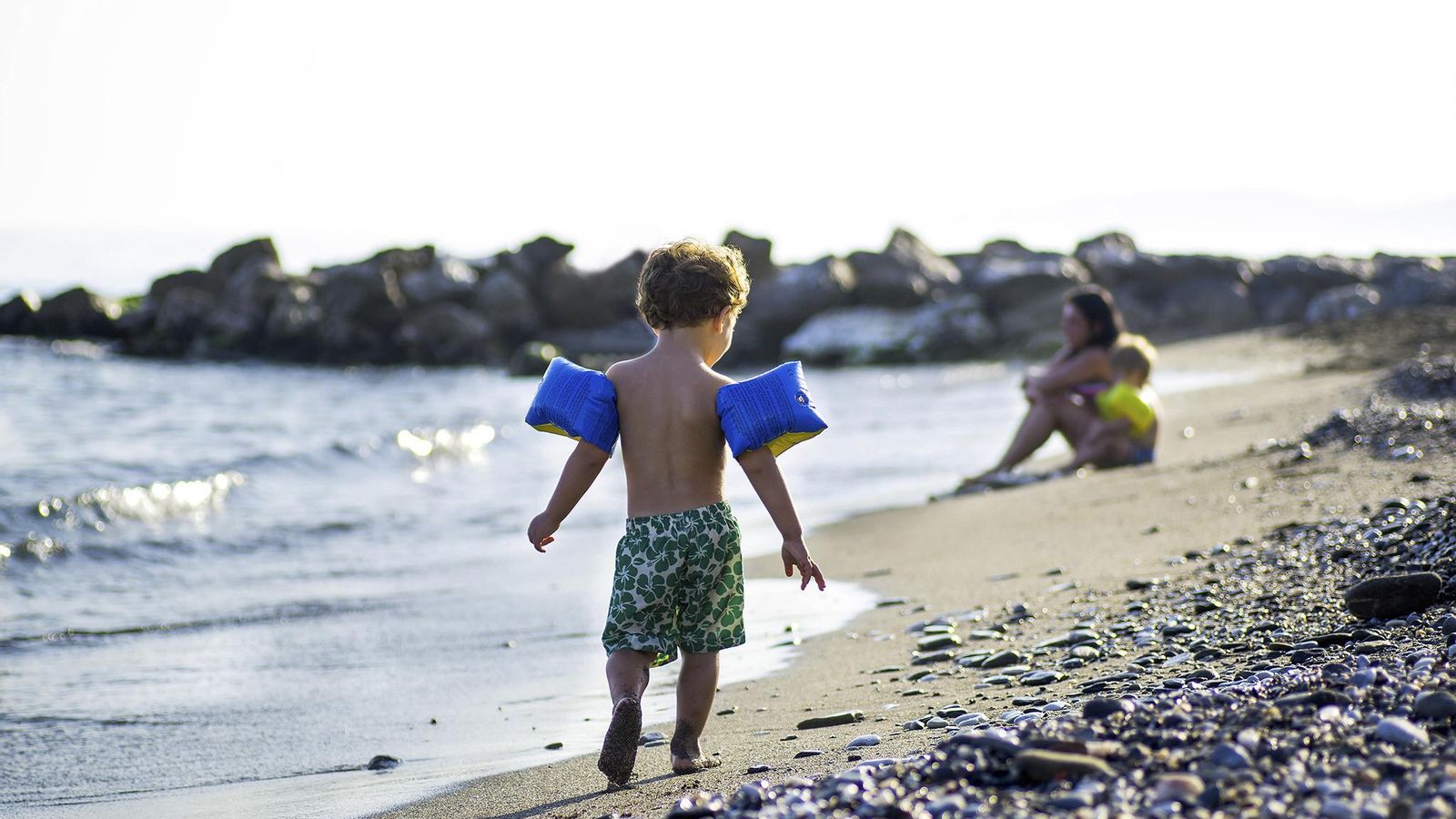 La playa de la Mezquitilla es una cala tranquila y cuidada. / DAVID CÍVICO La playa de la Mezquitilla es una cala tranquila y cuidada. / DAVID CÍVICO