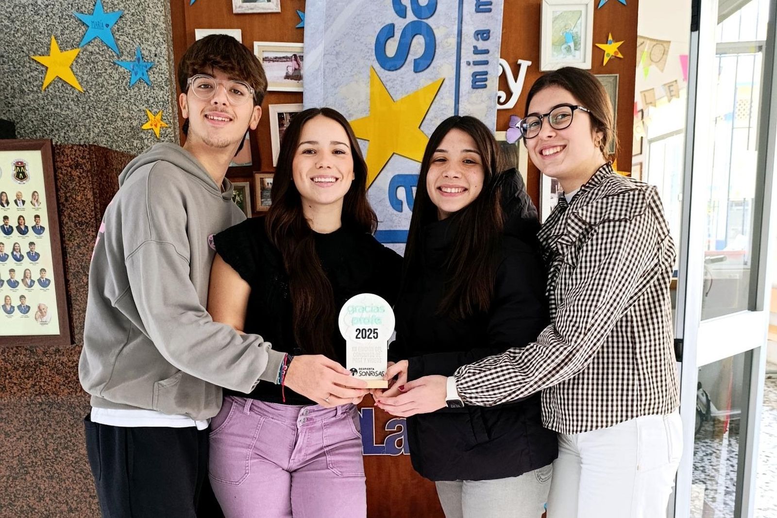 El equipo ganador posa con su trofeo.