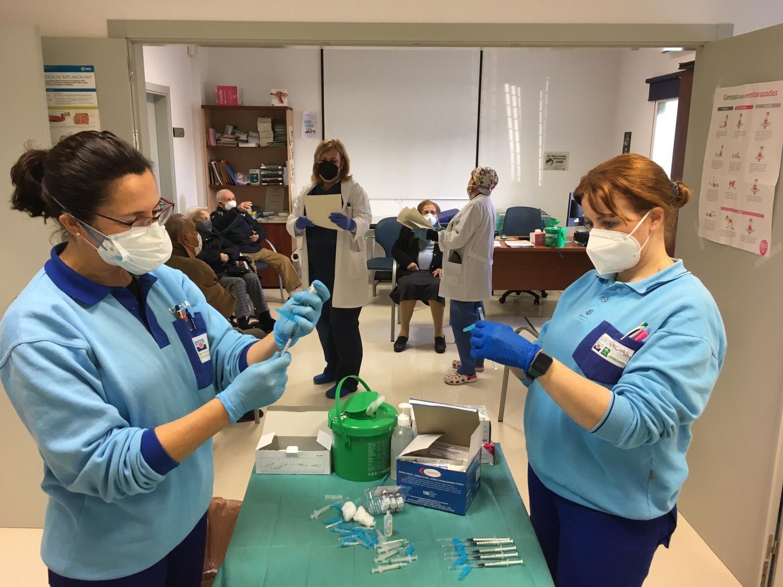 Enfermeros durante la vacunación en el centro de salud 'Los Montecillos ' de Dos Hermanas, en el Área Sanitaria Sur.