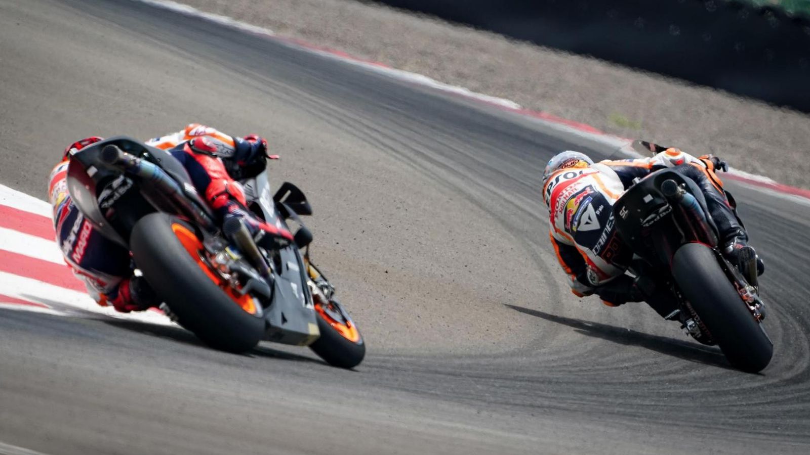 Márquez persigue a su compañero de box durante los entrenamientos en Indonesia.