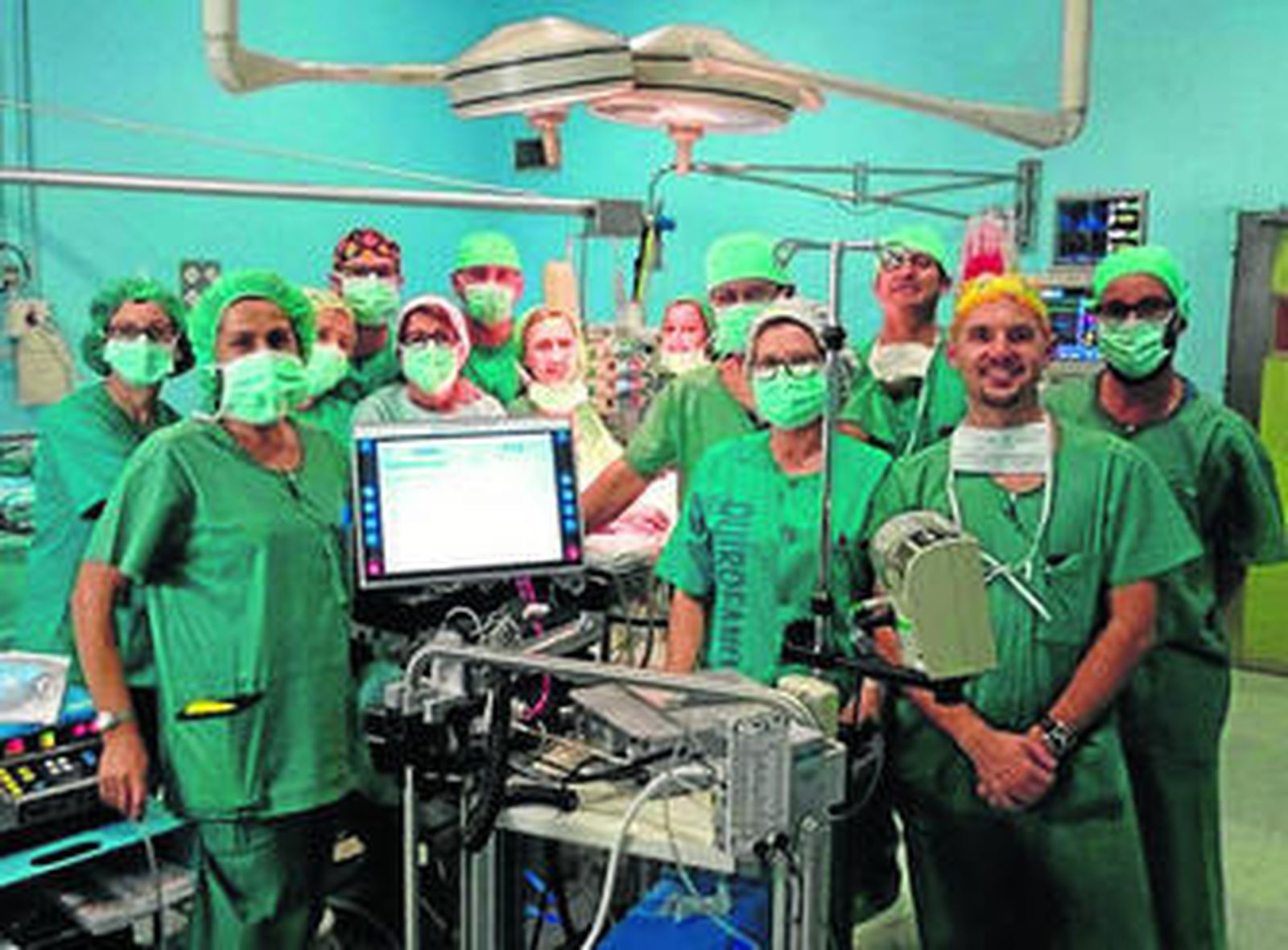 El equipo del Materno que utilizó por primera vez el aparato que hace de pulmón y corazón artificiales.