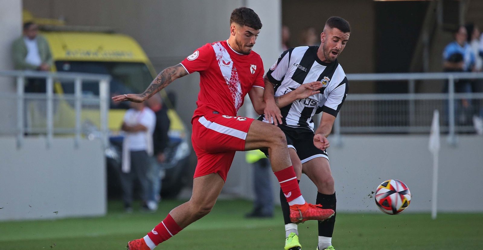Isaac Romero (Sevilla Atlético) disputa el balón con un jugador de la Balona.
