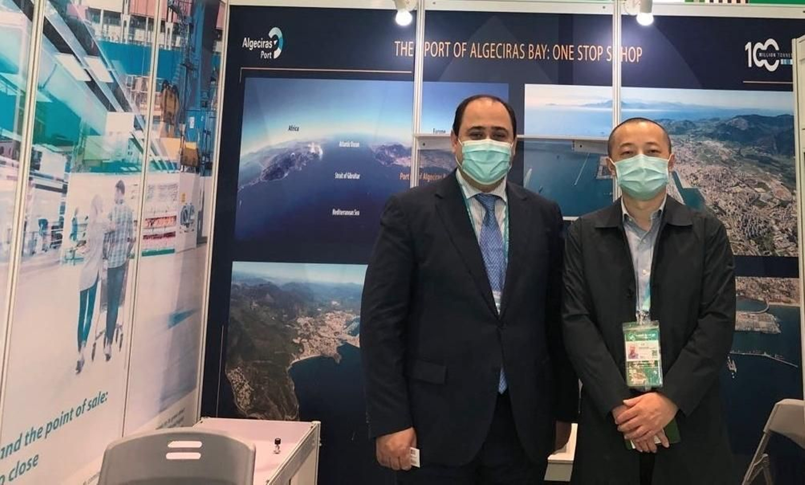 Manuel León, de Extenda, junto a Mr. Cai, de Cosco Shipping.