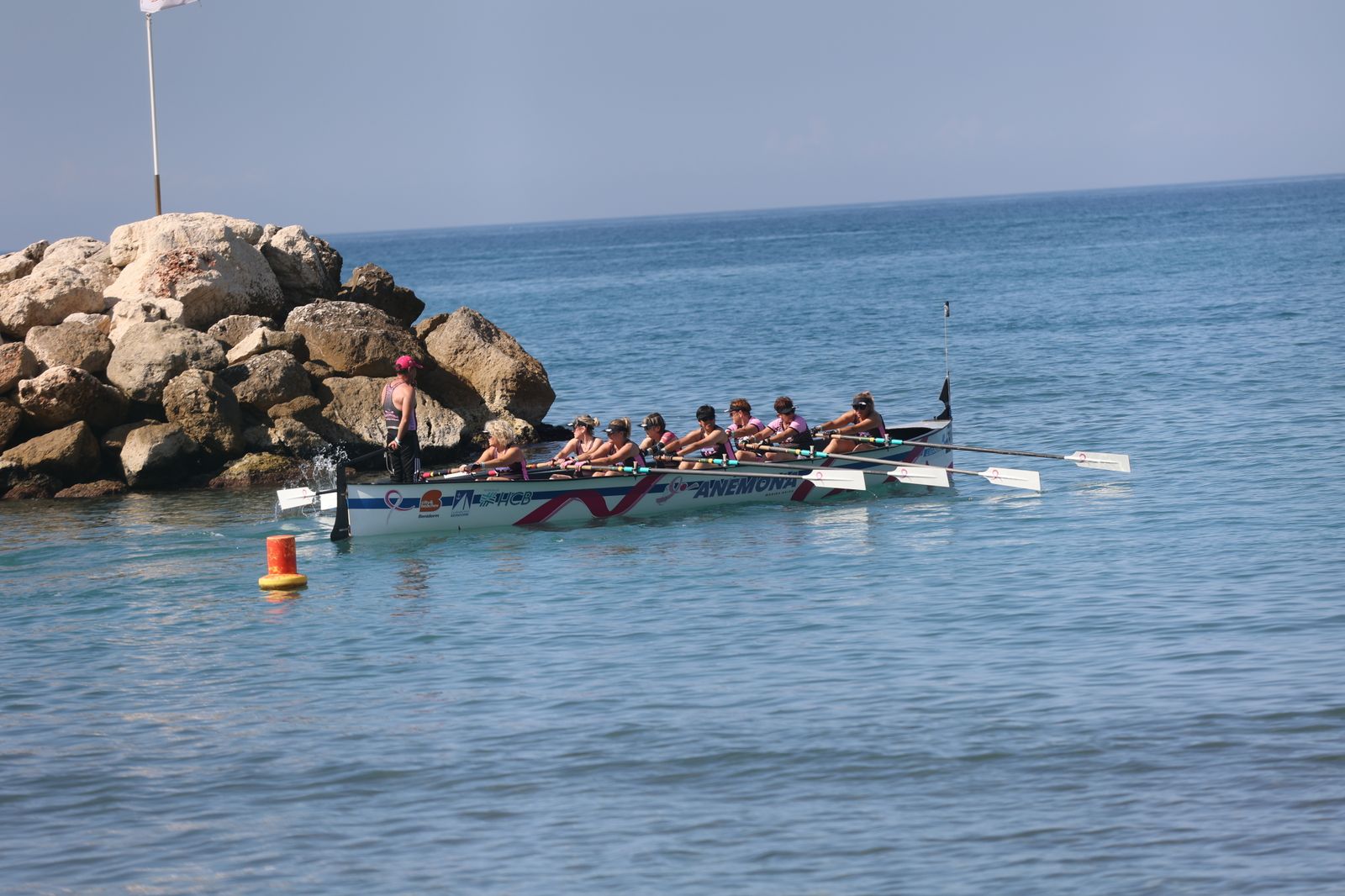Más de 100 mujeres supervivientes de cáncer participan este sábado en una Regata Nacional en Málaga