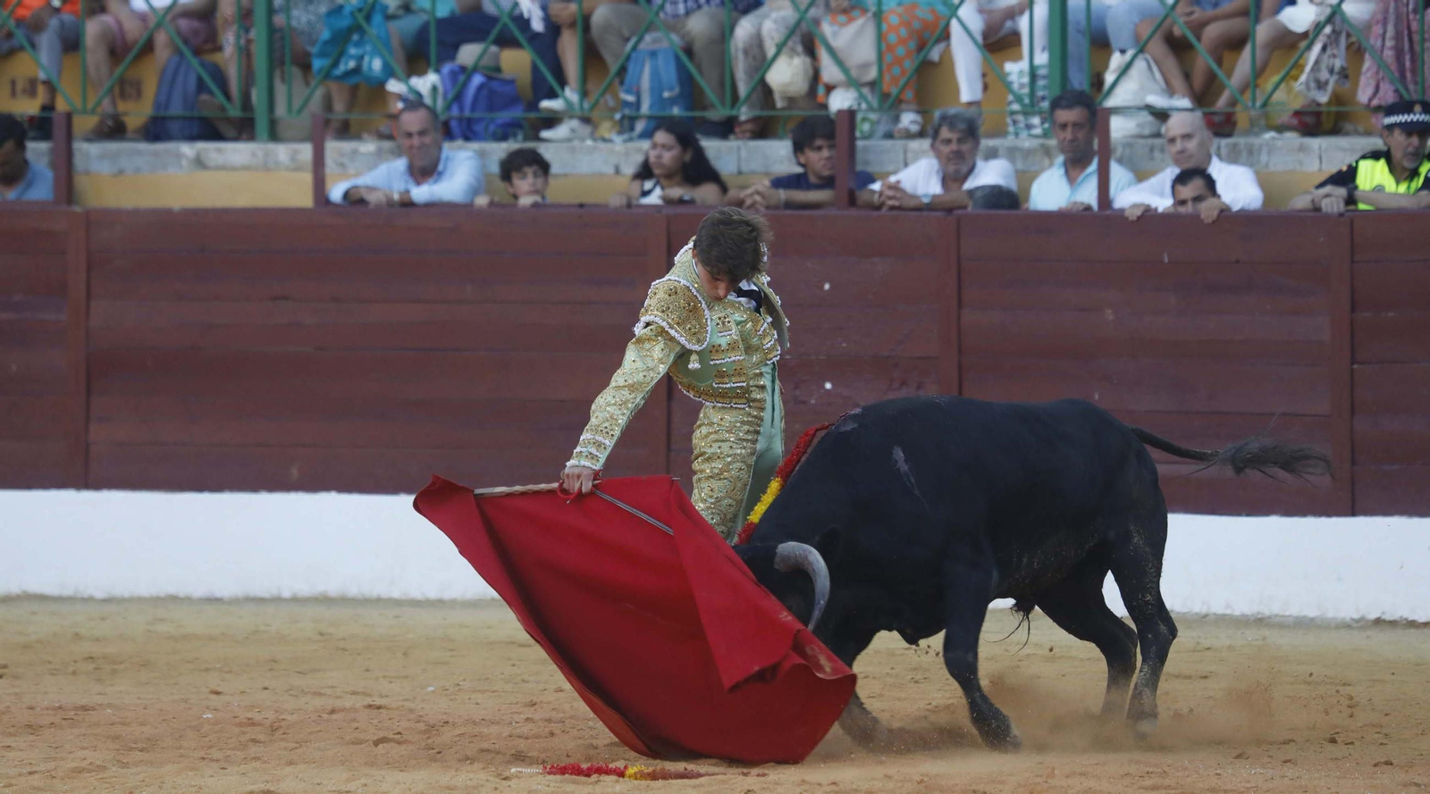 Las fotos de la primera semifinal del ciclo de novilladas de las Escuelas de Tauromaquia de Andalucía en La Línea