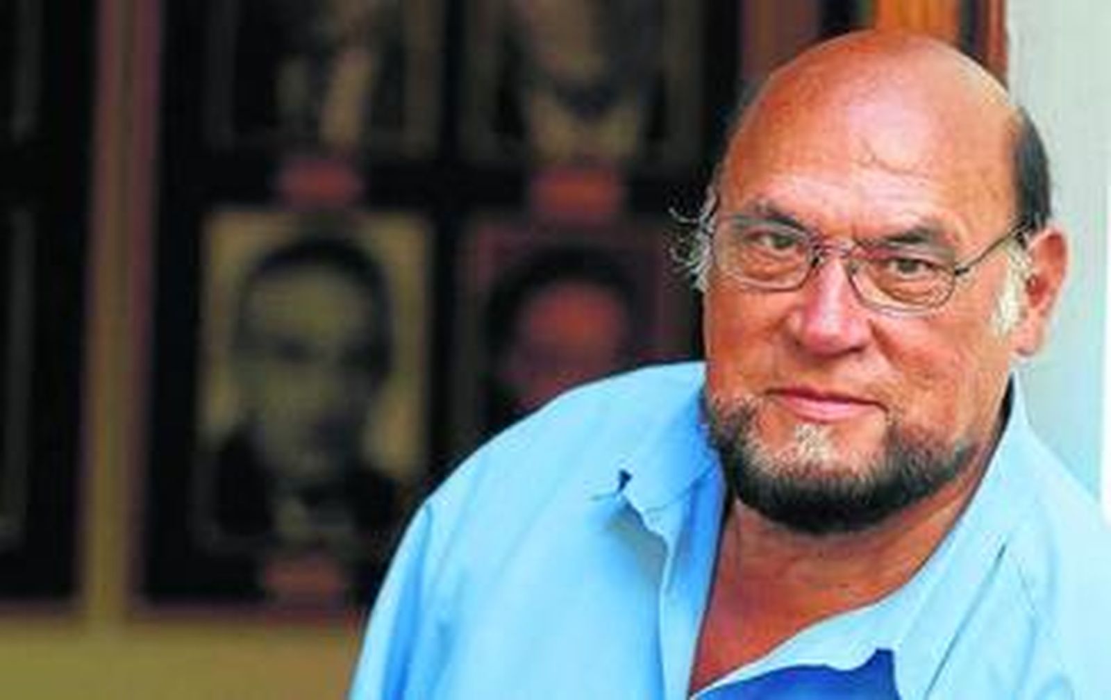 Manuel Melado posa tras la presentación de su último libro.