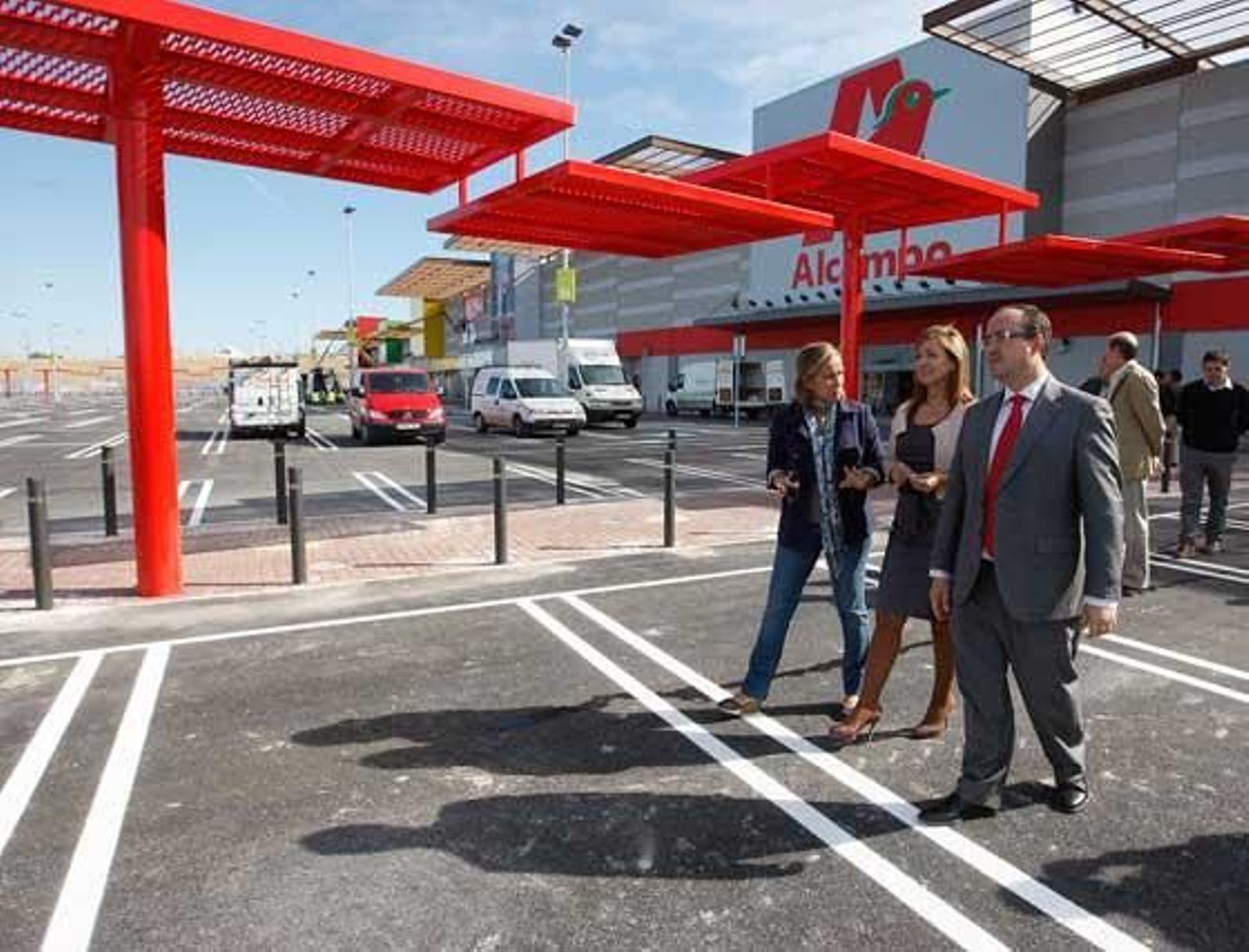 Luz Shopping, el mayor parque comercial de Andalucía, abrirá sus puertas la próxima semana con 1.200 nuevos empleos directos. Las previsiones apúntan a 6 millones de visitas en su primer año.

Foto: Juan Carlos Toro