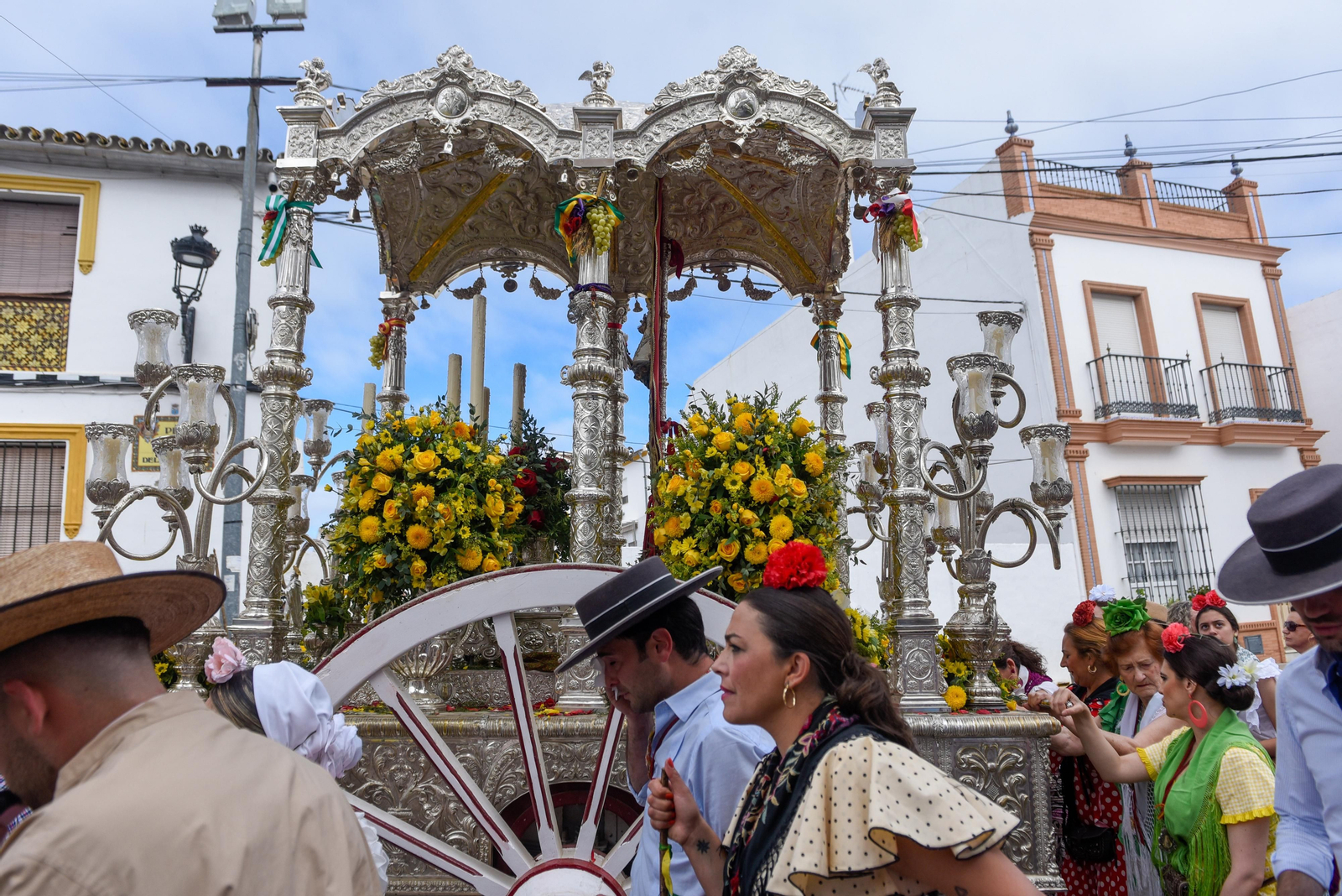 El paso de las Hermandades de El Rocío por Villamanrique, en imágenes