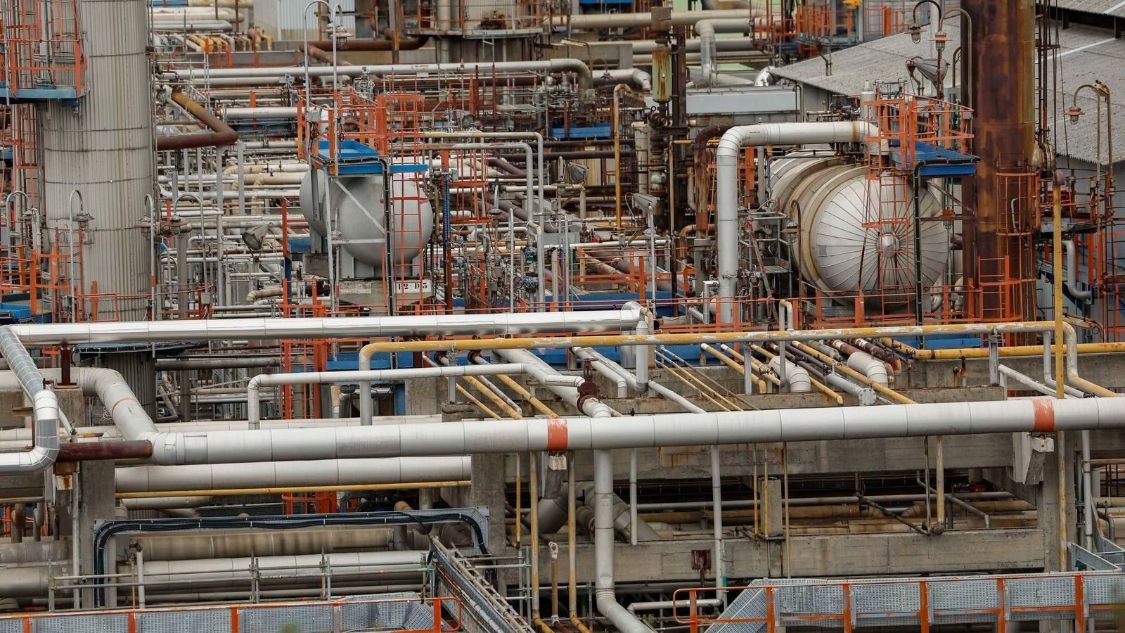 La AIE liberará 400 millones de barriles de reservas de petróleo.