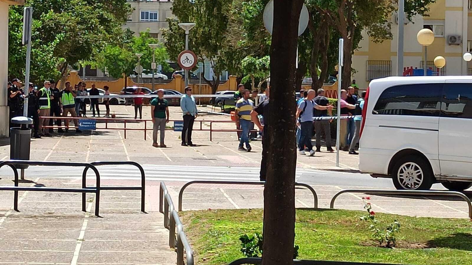 Revuelo en la calle Menorca ante los disparos lanzados de este jueves.