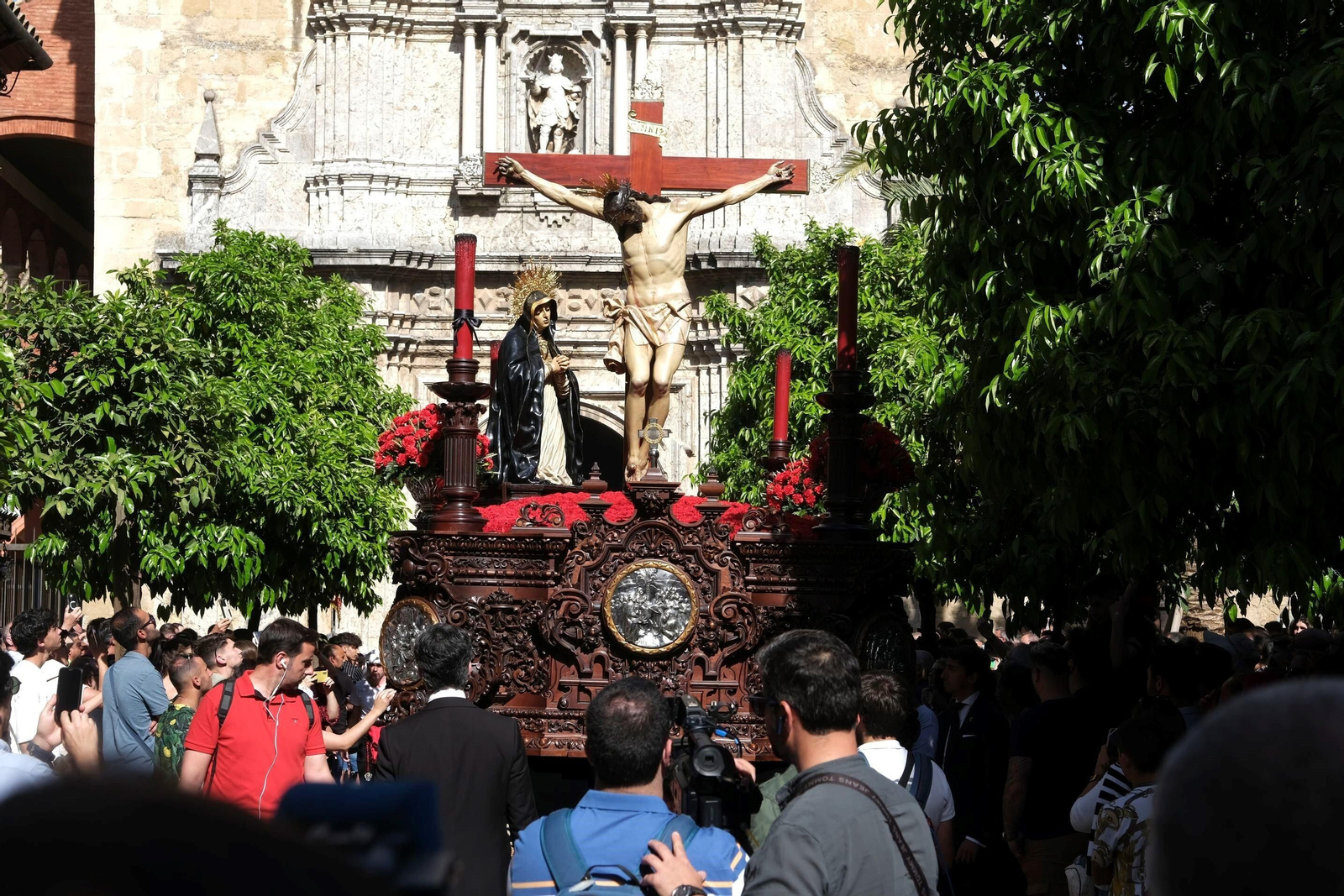 Jueves Santo en Córdoba: la procesión de la Caridad, en imágenes