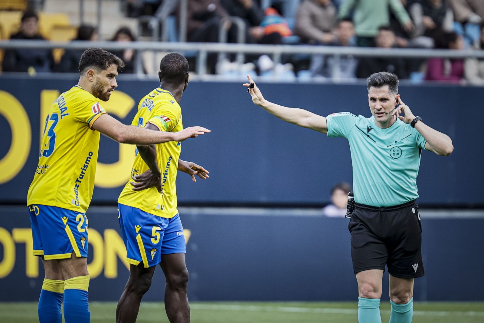 Búscate entre las imágenes del partido de fútbol Cádiz CF - UD Almería