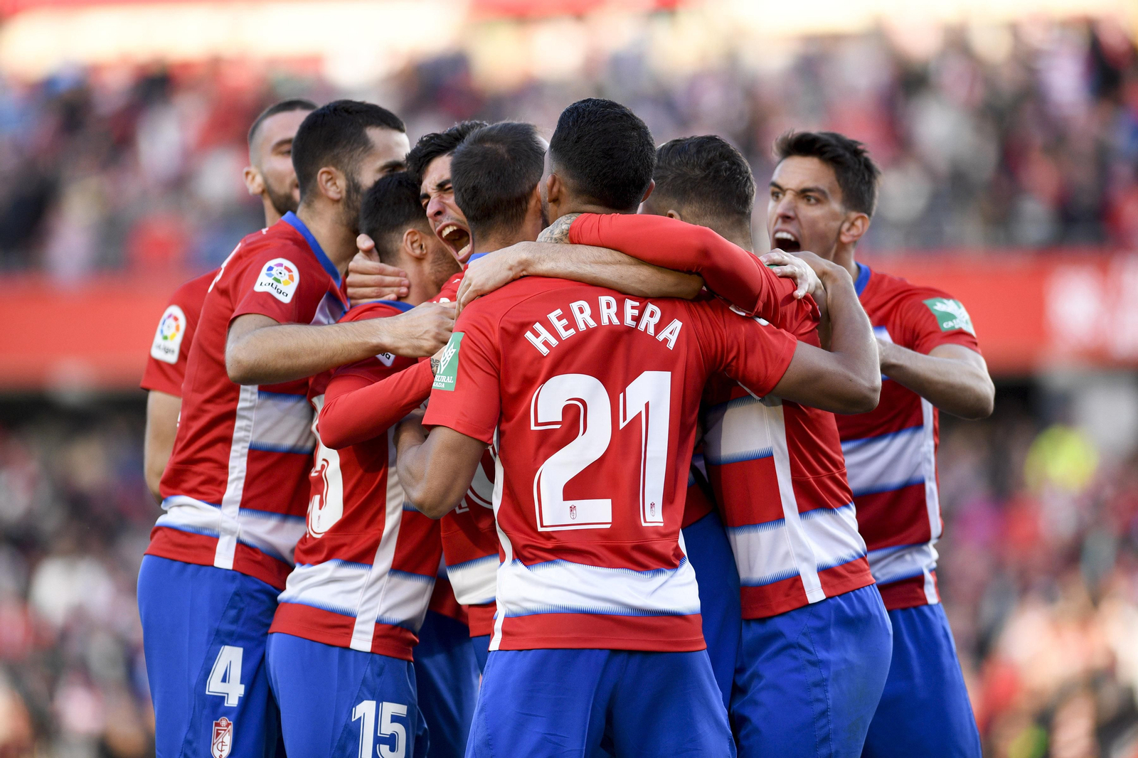 Carlos Fernández celebra con rabia el primer tanto del Granada CF.