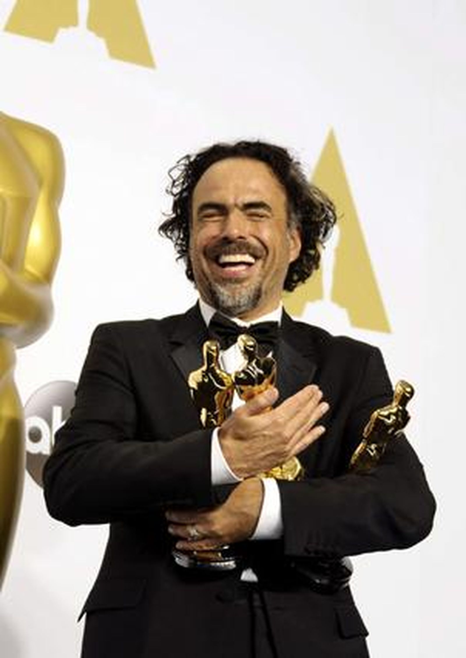 El cineasta Alejandro González Iñárritu posa sonriente con las estatuillas que ha conseguido 'Birdman'.

Foto: EFE