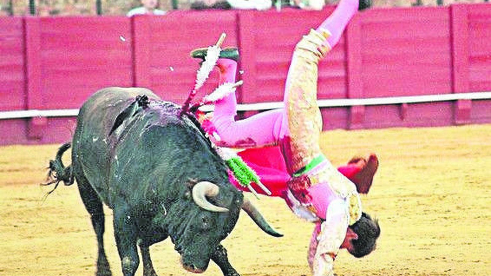 El Juli resulta cogido en la Maestranza en 1999