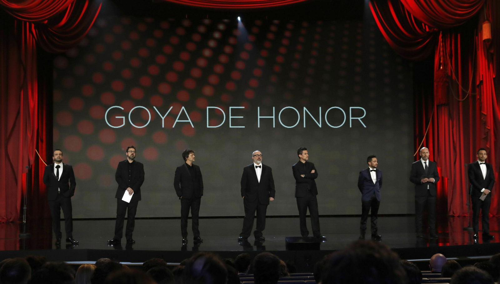 El momento de entregar el Goya de Honor en la gala de febrero en Sevilla.