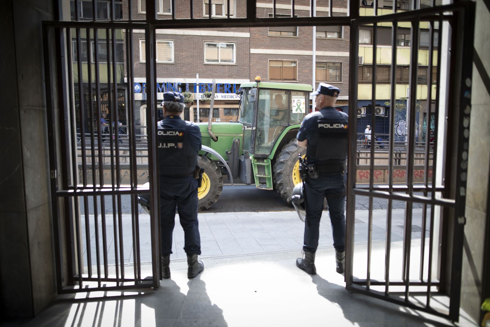 Un tractor a su paso por el centro de Granada en una imagen de archivo.
