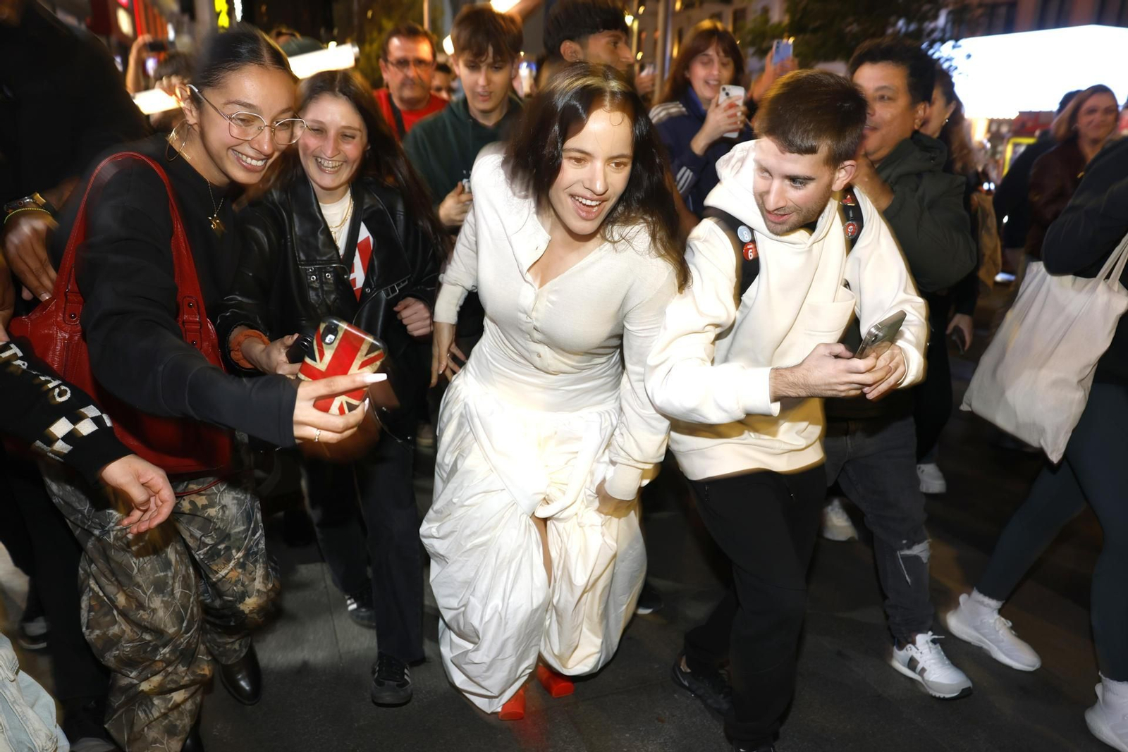 Rosalía, entre fans en el acto de presentación de 'Lux' en la plaza de Callao.