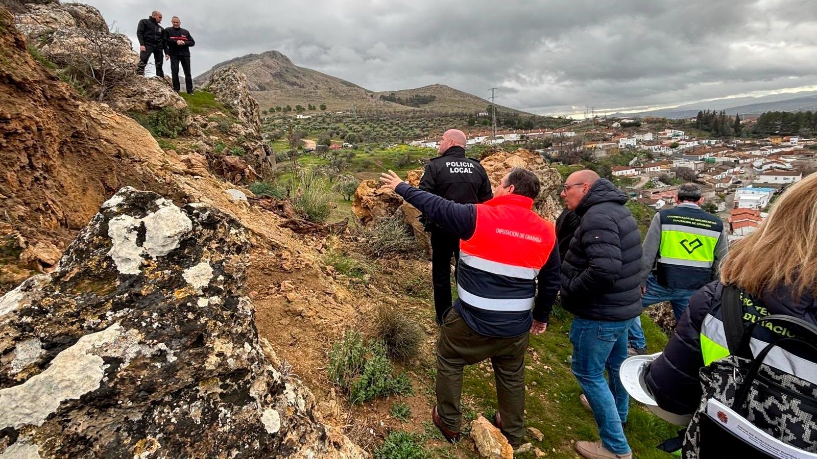 El diputado de Emergencias de Granada junto a técnicos de la Diputación, visita una zona de desprendimientos .