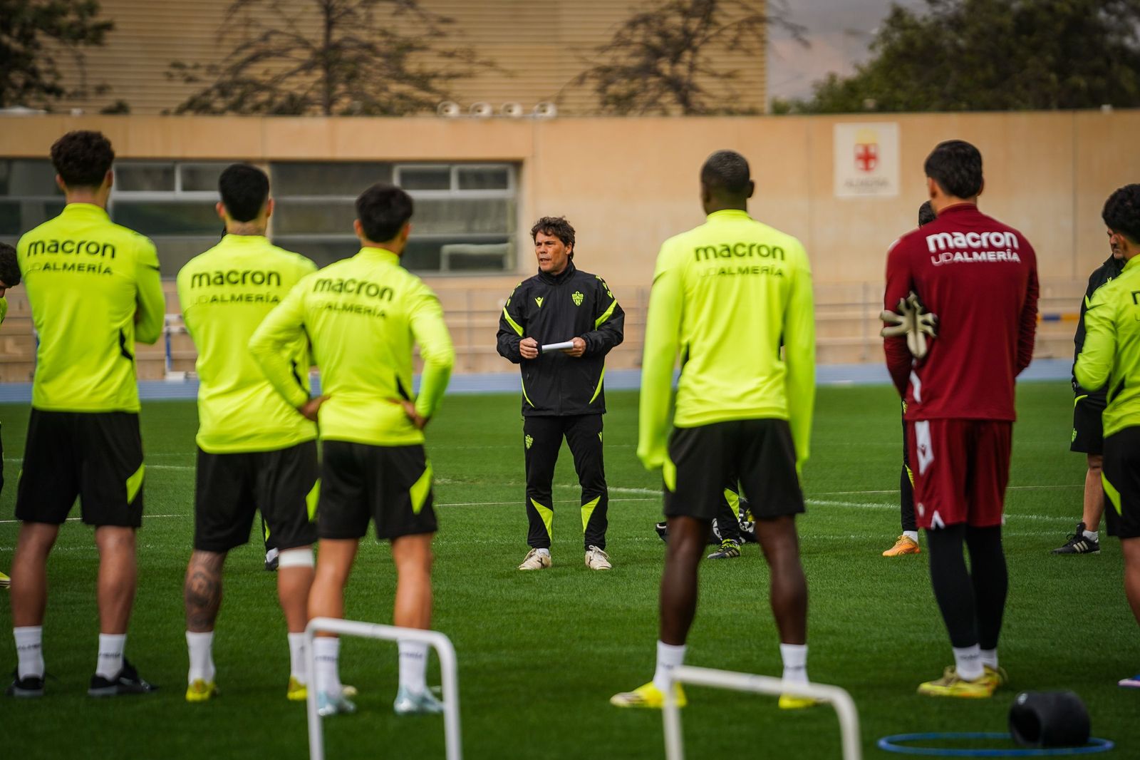 Rubi se dirige a sus jugadores en el anexo