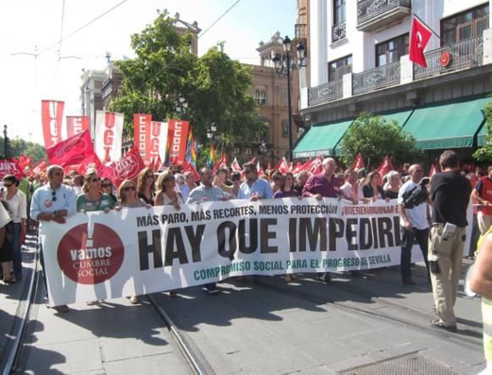 Unas 2.000 personas exigen en la callea un cambio de la política económica