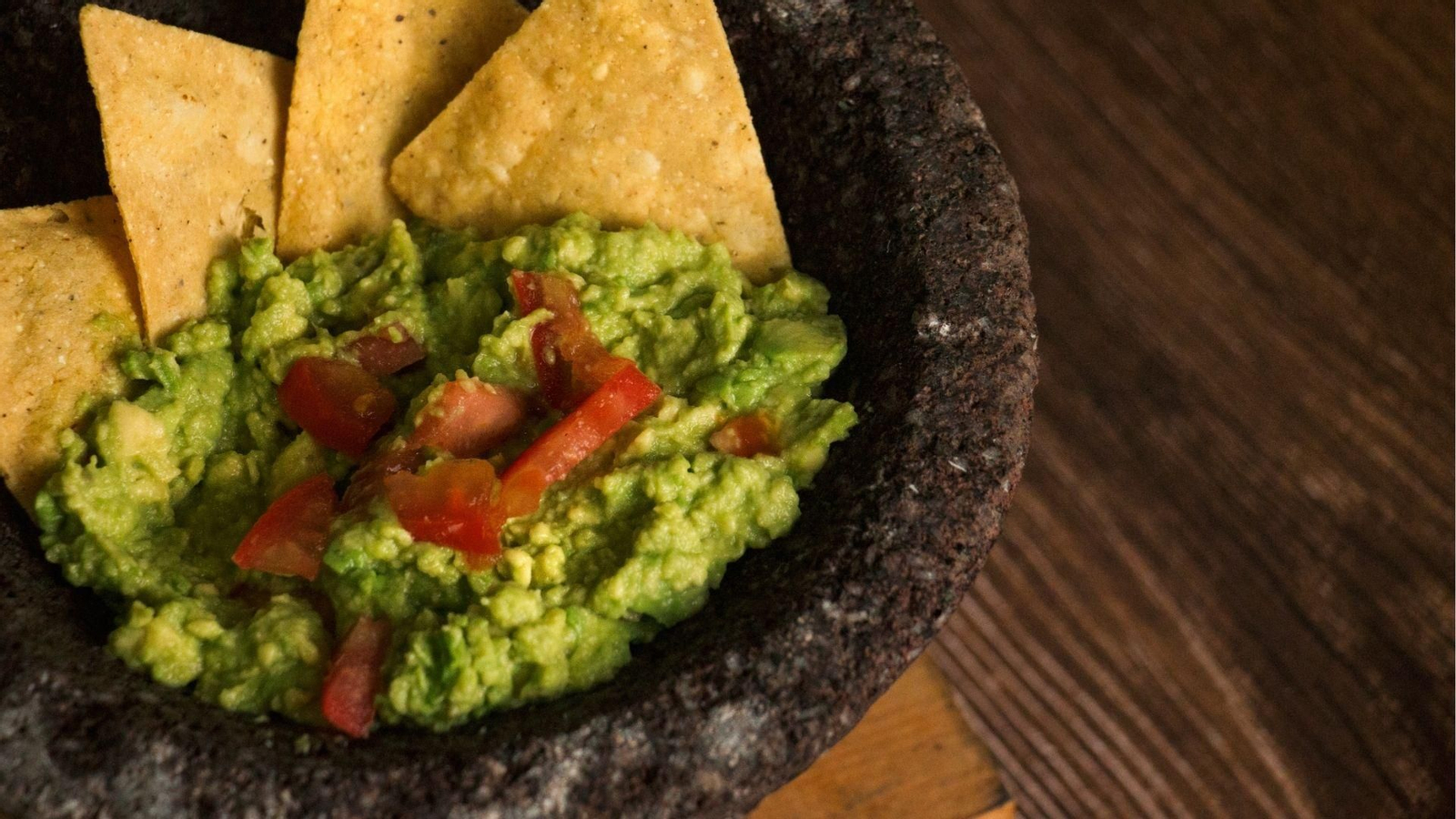 Un plato de guacamole.