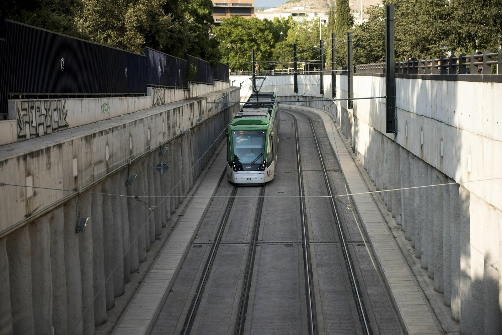 Una unidad del Metro en dirección Armilla penetra en el túnel