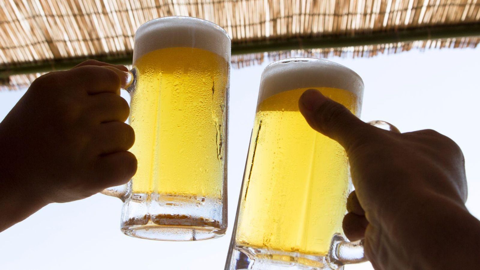 De cervezas en el chiringuito