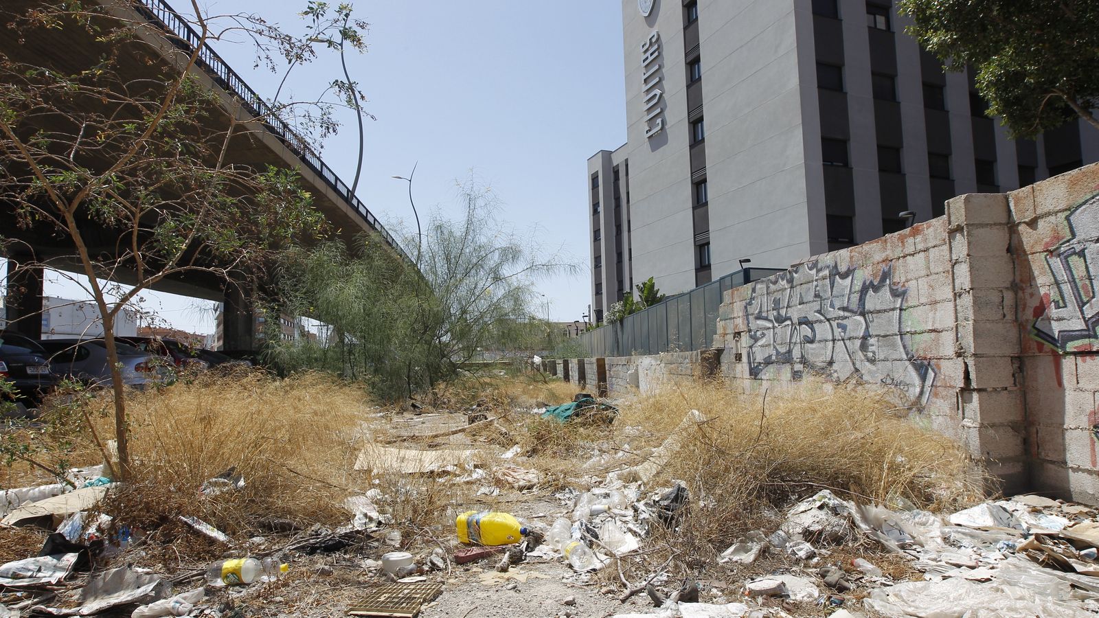 La porquería acumulada debajo de la residencia 'Civitas'