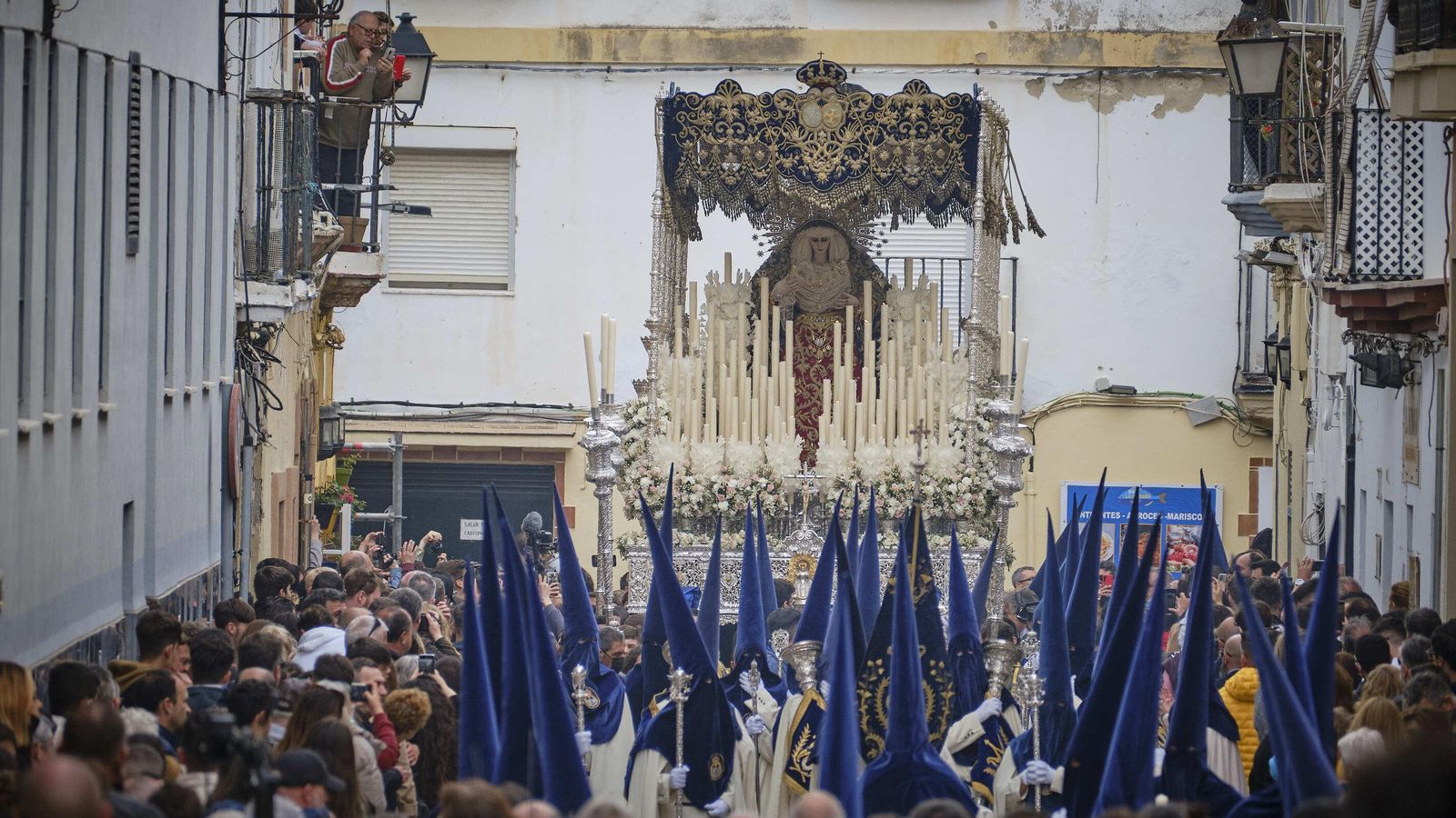 El palio de la Virgen de las Penas, de la cofradía de La Palma.