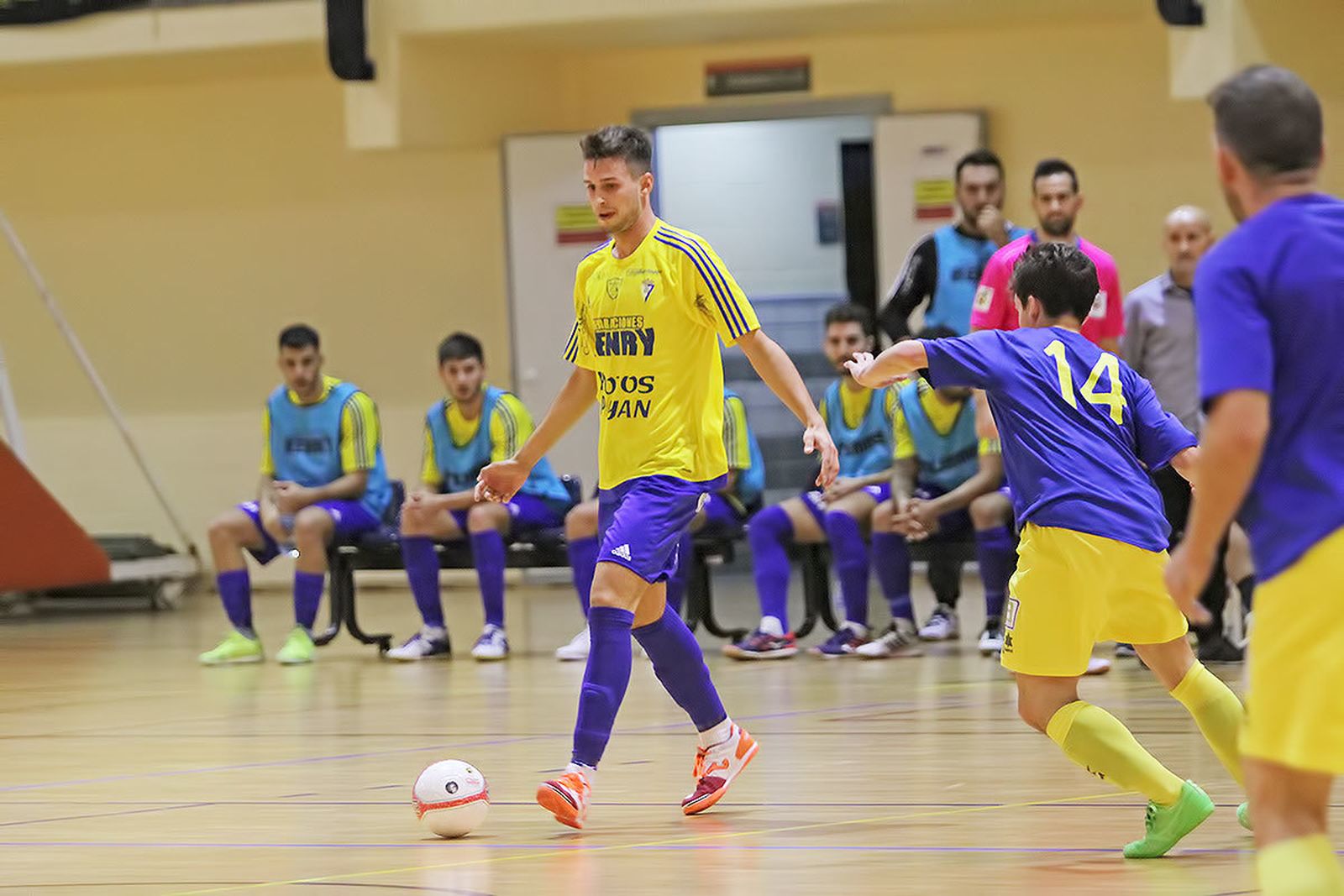Los jugadores amarillos controlaron el partido en todo momento.