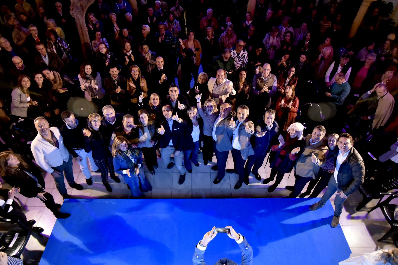 Los candidatos del PP miran a la balconada del edificio La Escuela de Algeciras.