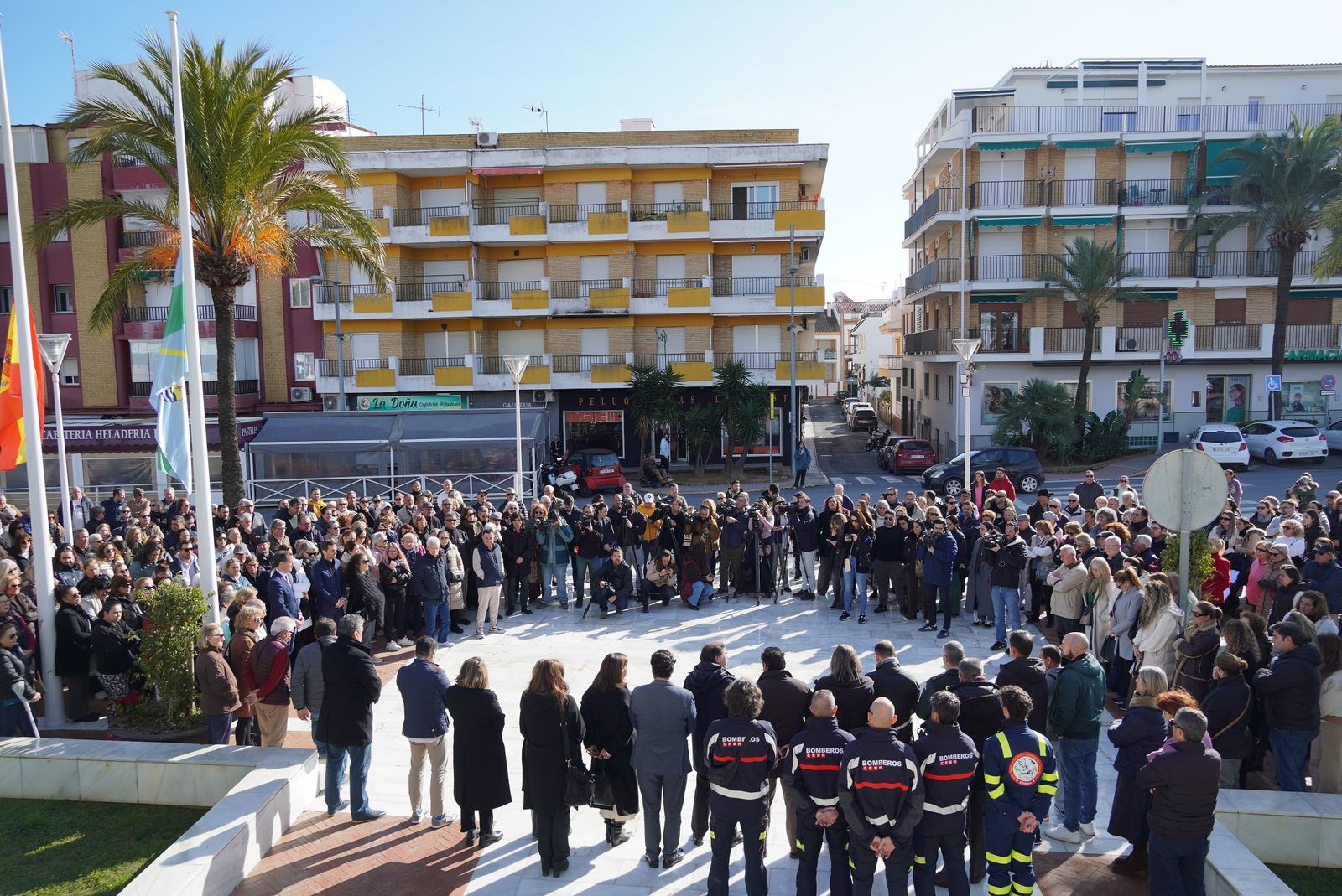 Minutos de silencio tras el accidente ferroviario de Adamuz en Punta Umbría.