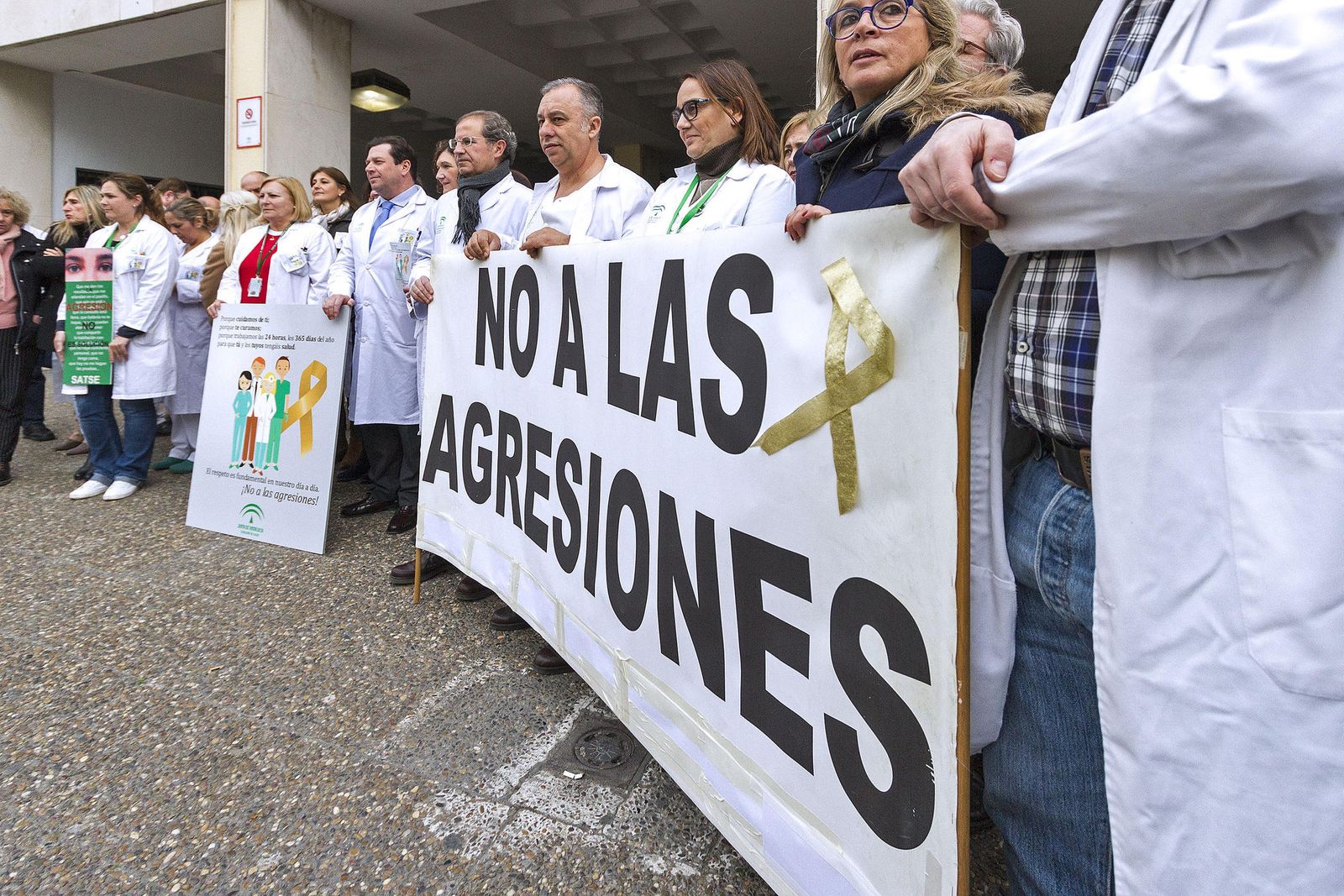 Trabajadores del centro en la concentración de esta mañana.