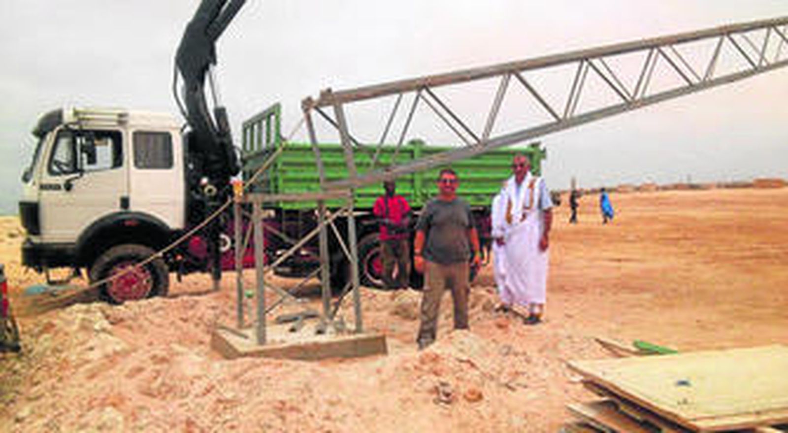 Antonio Jurado en una de sus visitas a Mauritania construyendo un parque eólico.
