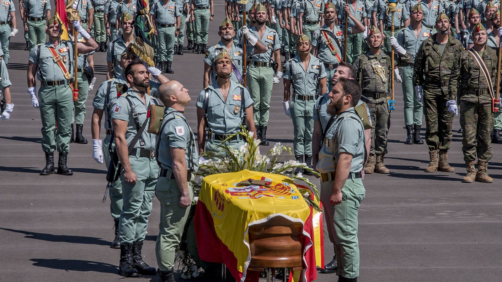 Los compañeros de Alejandro Jiménez despiden al legionario fallecido en Alicante.