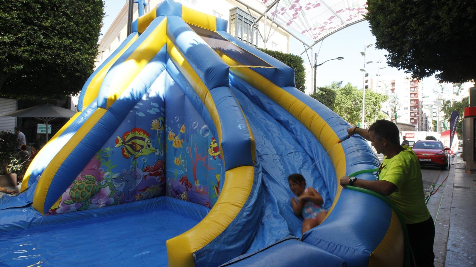 Una niña se dispone a caer a la piscina en la que desembocaba uno de los toboganes habilitados en el Paseo
