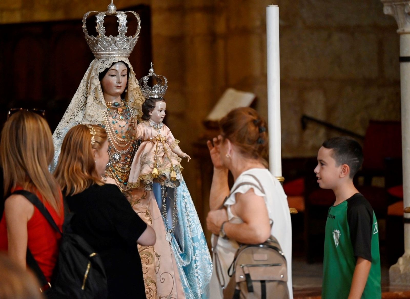 El tradicional encuentro de los cordobeses con la Virgen de los Remedios en martes y 13, en imágenes