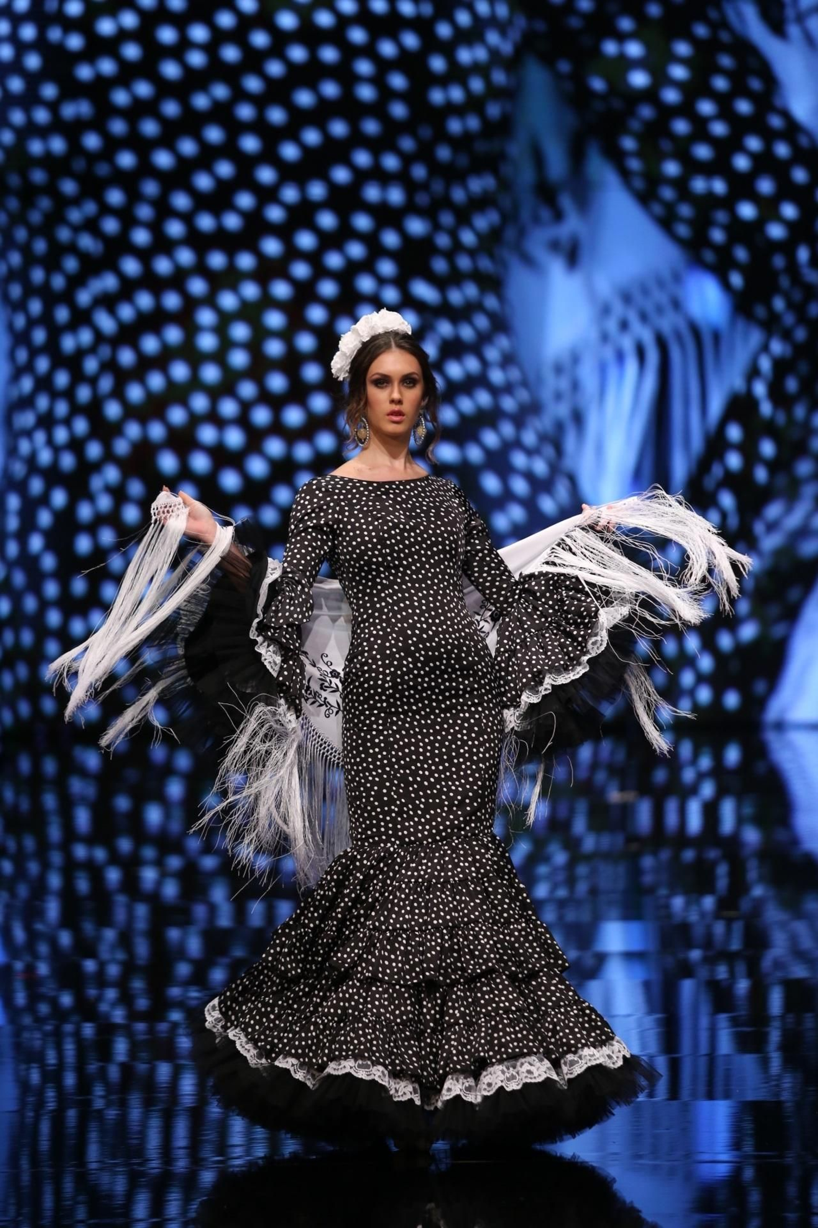 Cómo llevar el traje de flamenca blanco y negro esta temporada